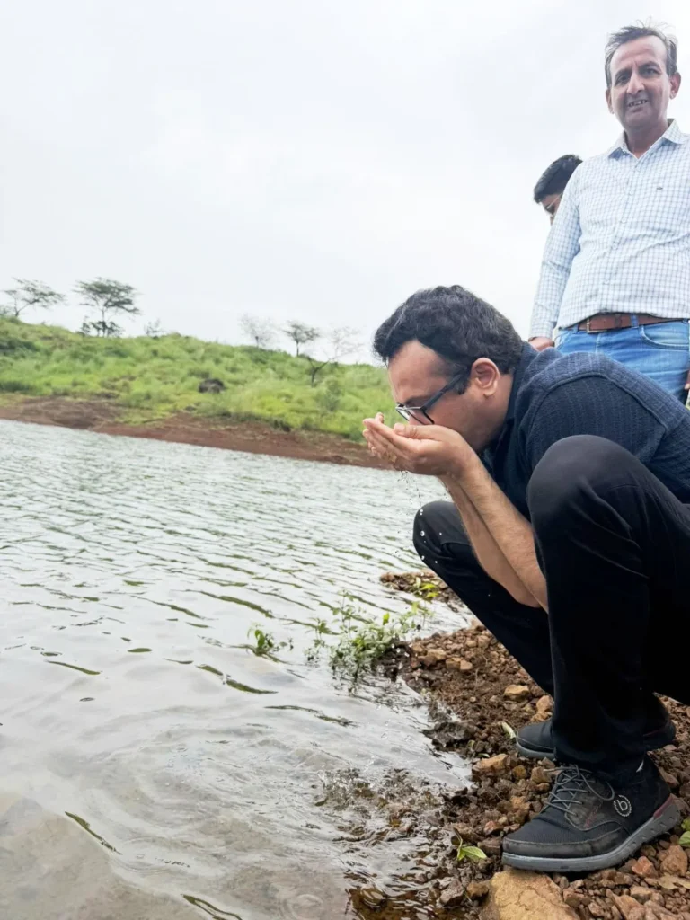कलेक्टर का अनोखा अंदाज… 6 किमी पैदल चले, सरोवर का पानी पीकर बोले—‘हिमालयन ड्रिंकिंग वाटर जैसा स्वाद’